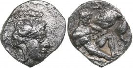 Calabria - Tarentum - AR Diobol (circa 325-280 BC)
0.97 g. 11mm. VF/VF Head of Athena right, wearing helmet decorated with Skylla./ Heracles kneeling...