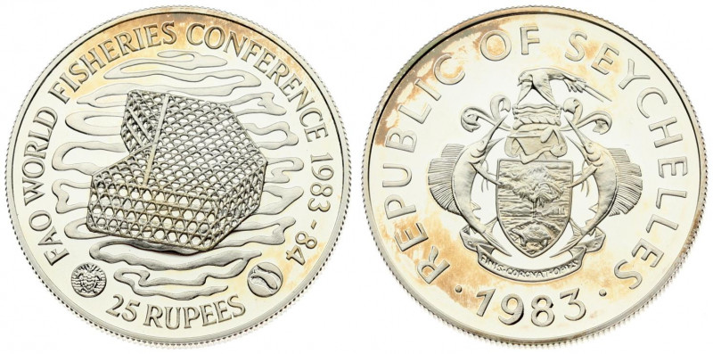 Seychelles 25 Rupees 1983 World Fisheries Conference. Averse: Arms with supporte...