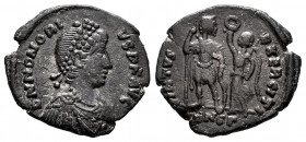 Honorius. Follis. 395-401 AD. Constantinople. (Ric-61). (LRBC-2206). Anv.: D N HONORIVS P F AVG, pearl-diademed, draped and cuirassed bust right. Rev....