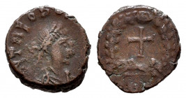Theodosius II. Nummus. 425-435 AD. (Ric-448). Anv.: (D) N THEOD(OSIVS P F AVG), pearl diademed, draped and cuirassed bust right. Rev.: Cross within wr...