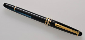 MONTBLANC Penna stilografica - Meisterstück - Pennino in oro 14kt con evidenti segni di usura - in portapenne Montblanc in cuoio nero con sei cartucce...