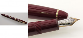 MONTBLANC Penna stilografica - Meisterstück - corpo della penna colore bordeaux, finiture dorate. Pennino bicolore in oro 14kt. Nome inciso nel cappuc...