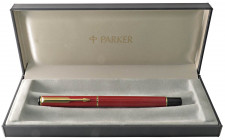 PARKER Penna a sfera - con corpo rosso laccato finiture dorate e nere. Fermaglio dorato. Penna in eccellenti condizioni venduta in scatola originale.