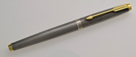 PARKER Penna stilografica - pennino in oro 14 kt. Corpo in argento Ciselè a quadri e finiture in oro