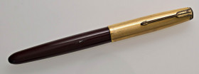 PARKER Penna stilografica - Corpo bordeaux e cappuccio placato in oro giallo 12kt. Evidenti segni di ossidazione al fermaglio.