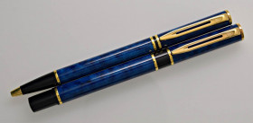 WATERMAN Lotto di 2 penne Penna a sfera e penna stilografica con corpo blu e finiture in oro. Fermagli firmati. Pennino della penna stilografica “M”....