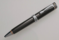 HARLEY-DAVIDSON Penna roller in pesante metallo grigio scuro metallizzato e dettagli cromati. Numero di serie inciso nella parte superiore della penna...