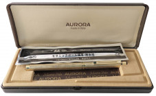 SHEAFFER Penna stilografica - a quadri placcata in oro. Pennino in oro 14kt. Penna in ottimo stato di conservazione venduta in confezione Aurora ideat...