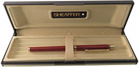 SHEAFFER Penna stilografica - modello targa 1021. anni di produzione 82-87. Corpo della penna in lacca rossa imperiale con finiture placate in oro. Pe...
