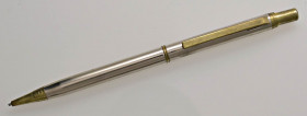 SHEAFFER Penna stilografica - Corpo e cappuccio dorati con pennino in oro 14 kt. Eccellente stato di conservazione.