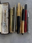 PENNE Lotto di 11 penne vario tipo, inclusa una penna Aurora stilografica con cappuccio placato in oro e una penna Vega stilografica in oro 18 kt non ...