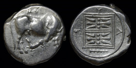 ILLYRIA, Dyrrhachion, AR Stater, c. 340-280 BCE. 10.61 g, 21mm. 
Obv: Cow standing right, looking back at suckling calf standing left below; ME above
...