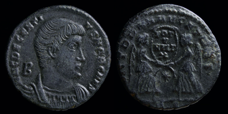Decentius as Caesar (351-353) AE centenionalis, issued 350-51. Rome, 4.38g, 21.5...