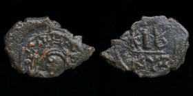 Maurice Tiberius (582-602) AE decanummium. 2.47g, 15-22mm.
Obv: D N MAVRIC P P AV; Helmeted, draped and cuirassed bust facing, holding globus cruciger...