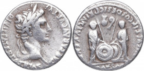 Alrededor del 2 a. C. - 4 d. C. Augusto. Antioquía. Denario. RIC I 207; BMCRE 519; RSC 43.. Ag. 3,81 g. Cabeza laureada a derecha DIVI PATER PATRIAE C...