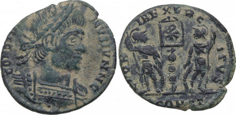 317. Constantino II. Cyzicus. Centenional. RIC 98.. Ae. 1,45 g. /Dos soldados de...