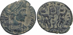 317. Constantino II. Cyzicus. Centenional. RIC 98.. Ae. 1,45 g. /Dos soldados de pie con estandarte en medio. Busto con diadema de perlas a derecha. B...