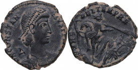 336. Constantino I. Arelate. Follis. RIC-394. Ae. 3,79 g.  Busto de Constantino perlado a derecha /Jinete a izquierda volviendo la cabeza. MBC. Est.25...