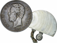 Amadeus I
5 Pesetas. 1871 (*(1)8-74). D.E.-M. Contiene mechero de gasolina en su interior. Montaje de época. Curiosa pieza. MBC.