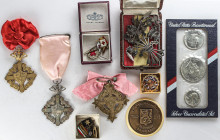 Spanish Decorations
Lote 29 insignias, 4 medallas y una serie 3 monedas. Siglo XX. FALANGE, CRUZ ROJA, MARÍTIMAS, Etc. AR, laton, metal gris, dorado,...