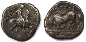 Griechische Münzen, IONIA. MAGNESIA AM MÄANDER. Hemidrachme (1,27 g). ca. 350-325 v. Chr. Vs.: Gerüsteter Reiter n. r. Rs.: ΜΑΓΝ, linkshin stoßender S...