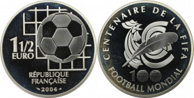 Europäische Münzen und Medaillen, Frankreich / France. 100 Jahre FIFA. 1-1/2 Euro 2004. 22,20 g. 0.900 Silber. 0.64 OZ. KM 1374. Polierte Platte. Min....