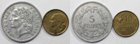 Europäische Münzen und Medaillen, Frankreich / France, Lots und Sammlungen. 5 Francs 1949, KM 888b.1, 10 Francs 1951, KM 915.1. Lot von 2 Münzen. Bild...