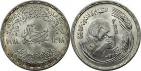 Weltmünzen und Medaillen, Ägypten / Egypt. Serie: F.A.O. Frau mit Microskop. 1 Pound 1978. 15 g. 0.720 Silber. 0.35 OZ. KM 482. Stempelglanz