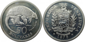Weltmünzen und Medaillen, Venezuela. Gürteltier. 50 Bolivares 1975. 35,0 g. 0.925 Silber. 1.04 OZ. KM Y# 47. Stempelglanz. Patina. Fingerabdrücke. Kl....