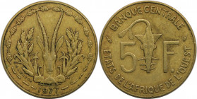 Weltmünzen und Medaillen, Westafrika / Western African. 5 Francs 1977. Aluminum-Nickel-Bronze. KM 2a. Sehr schön+
