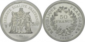 France
 Vème République (1959 à nos jours)
 Piéfort en platine du 50 francs Hercule - 1979 
 Rarissime - 30 exemplaires.
 Choc sur la tranche.
 F...
