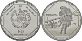 Guatemala
 République (1821 à nos jours)
 Piéfort en argent sur flan bruni du 50 quetzal - 1995
 Tranche lisse - Frappe médaille. 
 Flan Bruni - N...