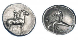 GRECIA ANTIGUA. CALABRIA. Tarento. Didracma (302-281 a.C.). A/ Jinete a der. coronando a caballo. R/ Taras con racimo de uvas sobre delfín a izq.; AΓA...