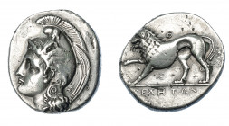 GRECIA ANTIGUA. LUCANIA. Thurium. Didracma (334-300 a.C.). A/ Cabeza de Atenea a izq. con casco frigio y centauro, en la nuca monograma. R/ León a izq...