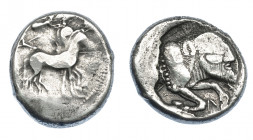 GRECIA ANTIGUA. SICILIA. Gela. Tetradracma (480-470 a.C.). A/ Auriga en cuadriga a der., encima Nike coronando los caballos. R/ Prótomo de toro androc...