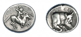 GRECIA ANTIGUA. SICILIA. Gela. Didracma (490-475 a.C.). A/ Jinete con lanza galopando a der. R/ Prótomo de toro androcéfalo a der.; encima GEΛAΣ. AR 8...
