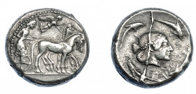 GRECIA ANTIGUA. SICILIA. Siracusa. Tetradracma (485-466 a.C.). A/ Auriga en cuadriga a der., encima Nike coronando los caballos. R/ Cabeza de Aretusa ...