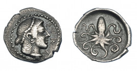 GRECIA ANTIGUA. SICILIA. Siracusa. Litra (c. 466-460 a.C.). A/ Cabeza diademada de Aretusa a der.; ΣYRA. R/ Pulpo. AR 0,74 g. 12,2 mm. COP-638. SBG-92...