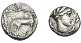 GRECIA ANTIGUA. SICILIA. Siracusa. Tetradracma (430-420 a.C.). A/ Auriga en cuadriga a der., encima Nike coronando los caballos. R/ Cabeza de Aretusa ...