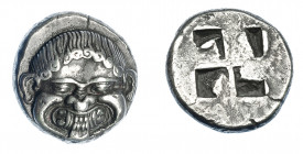 GRECIA ANTIGUA. MACEDONIA. Neápolis. Estátera (500-480 a.C.). A/ Gorgona sacando la lengua. R/ Cuadrado incuso cuatripartito. AR 9,75 g. 19 mm. COP-22...