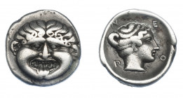 GRECIA ANTIGUA. MACEDONIA. Neapolis. Hemidracma (424-350 a.C.). A/ Gorgona sacando la lengua. R/ Cabeza de ninfa Neápolis a der.; N-E-O-Π. AR 1,81 g. ...