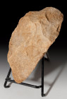ARQUEOLOGÍA. PREHISTORIA. Período Achelense. Hendidor (200.000 a.C.). Cuarcita. Altura 16 cm.