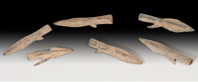 ARQUEOLOGÍA. HISPANIA ANTIGUA. Fenicio-púnico. Lote de seis puntas de flecha (VII-V a.C.) Bronce. De doble filo y anzuelo. Longitudes de 4,5 a 5 cm.
