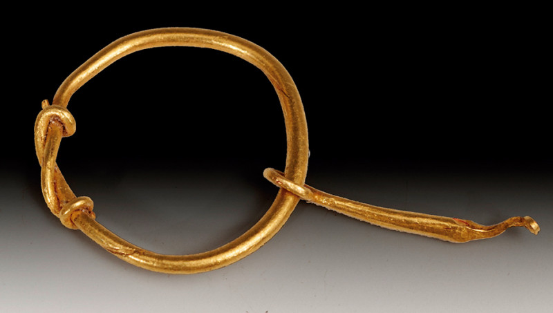 ARQUEOLOGÍA. ROMA. Imperio Romano. Pendiente (II-IV d.C.). Oro. Longitud 2,2 cm....
