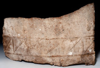 ARQUEOLOGÍA. ROMA. Imperio Romano. Fragmento de placa curvada con decoraciones geométricas (IV-V d.C.). Plomo. Dimensiones 39 x 23 cm.