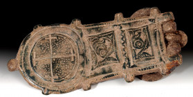 ARQUEOLOGÍA. VISIGODOS. Hebilla liriforme (VI-VIII d.C.). Bronce. Con decoración geométrica y zoomorfa. Longitud 9,4 cm.