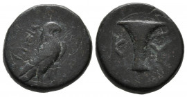 AEOLIS, Kyme. Ae16 (Ae. 3,84g/16mm). 350-250 a.C. Magistrado desconocido. (SNG Copenhage 49). Anv: Aguila de pie a derecha. Rev: Vaso con un asa a izq...
