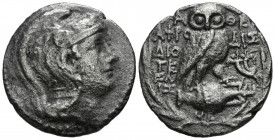 ATICA, Atenas. Tetradracma de nuevo estilo. (Ar. 13,21g/28mm). 152-151 a.C. (Cf. Thompson 546). Anv: Cabeza de Atenea con casco a derecha. Rev: Búho e...