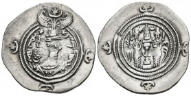 IMPERIO SASANIDA, Khusro II. Dracma. (Ar. 4,05g/30mm). Año 5. DA (Darabgird). (Göbl Type II/2). Anv: Busto coronado a derecha, a la izquierda estrella...