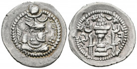 IMPERIO SASANIDA, Peroz I. Dracma. (Ar. 4,17g/28mm). 457-484 a.C. DA (Darabdirg). (Göbl III/1). Anv: Busto coronado a derecha delante creciente. Rev: ...